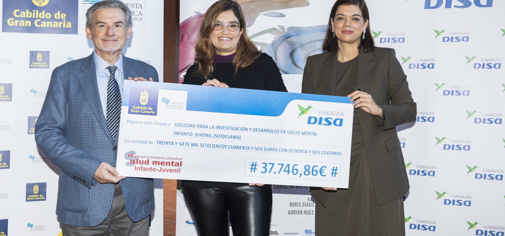La Orquesta Filarmónica de Gran Canaria y la Fundación DISA entregan un cheque por valor de 37.746,86 euros a la Sociedad para la Investigación y Desarrollo en Salud Mental Infanto-Juvenil