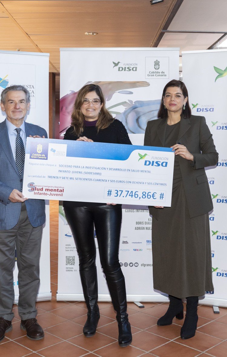 La Orquesta Filarmónica de Gran Canaria y la Fundación DISA entregan un cheque por valor de 37.746,86 euros a la Sociedad para la Investigación y Desarrollo en Salud Mental Infanto-Juvenil