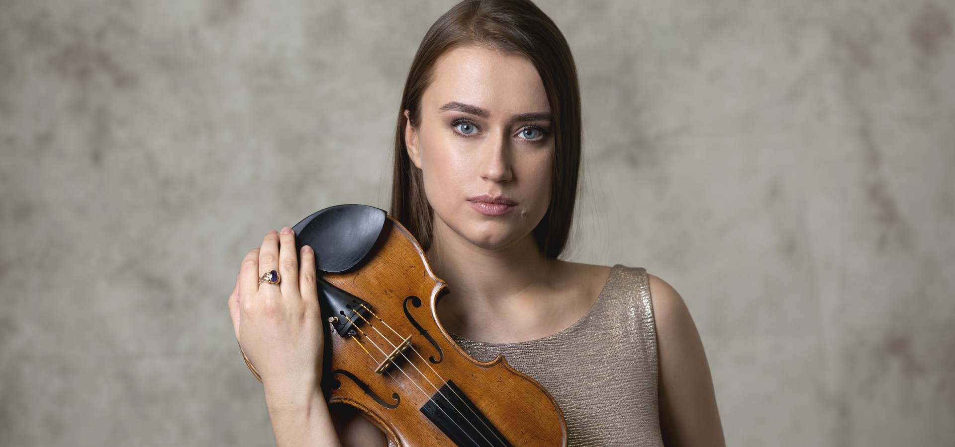 Kristine Balanas debuta junto a la Orquesta Filarmónica de Gran Canaria como solista del Concierto para violín de Beethoven dirigido por Trevor Pinnock