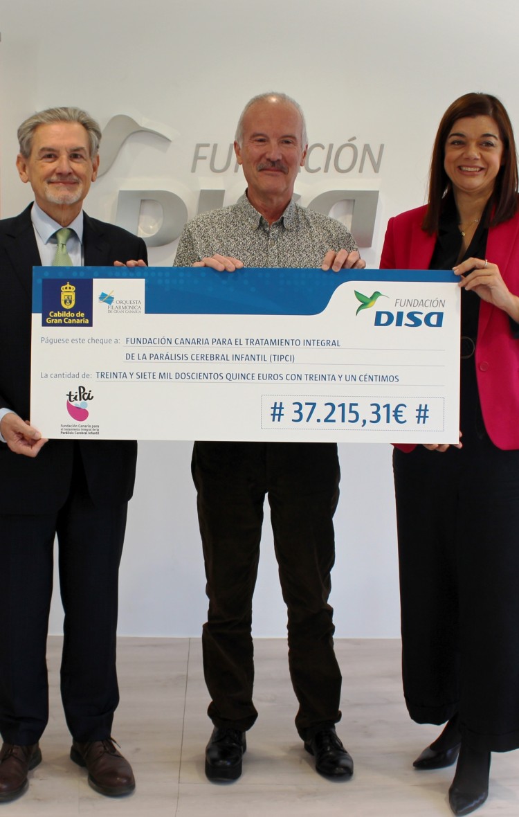 La Orquesta Filarmónica de Gran Canaria y la Fundación DISA entregan un cheque por valor de 37.215,31 euros a la Fundación Canaria para el Tratamiento Integral de la Parálisis Cerebral Infantil