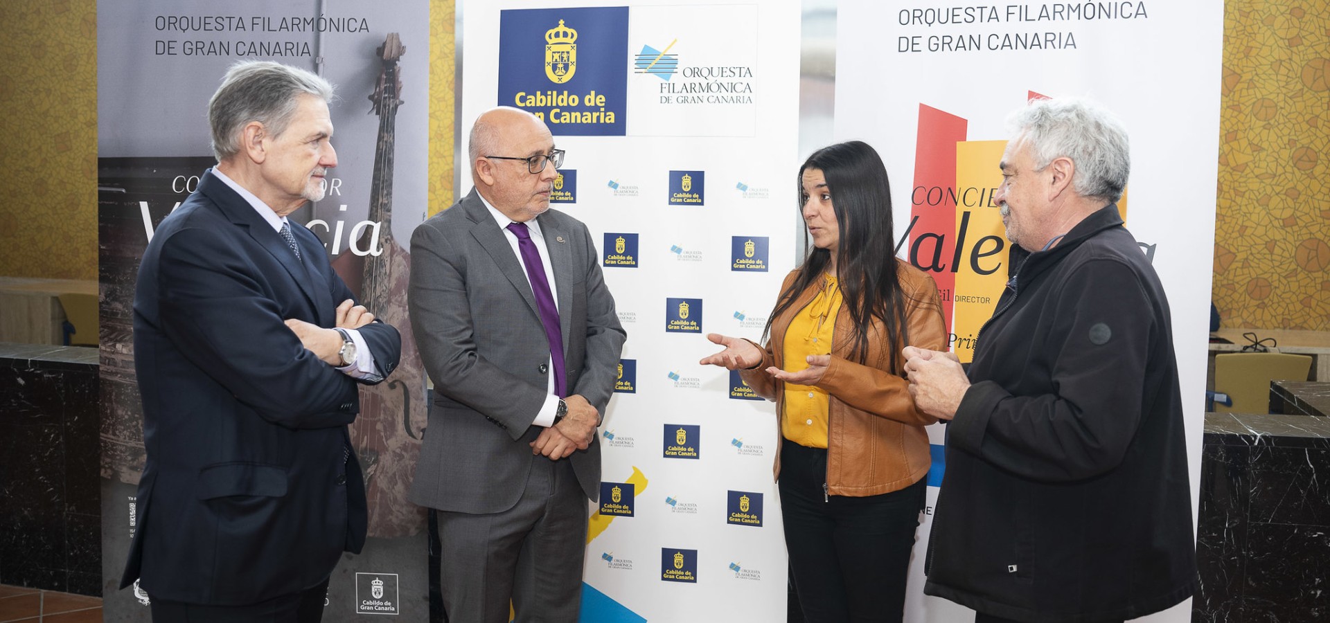 El presidente del Cabildo de Gran Canaria entrega el cheque con la recaudación del Concierto por Valencia de la Orquesta Filarmónica de Gran Canaria