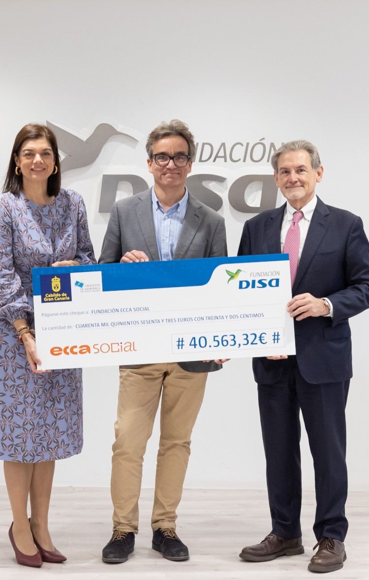 La OFGC y la Fundación DISA entregan un cheque por valor de 40.563,32 euros a la Fundación ECCA Social